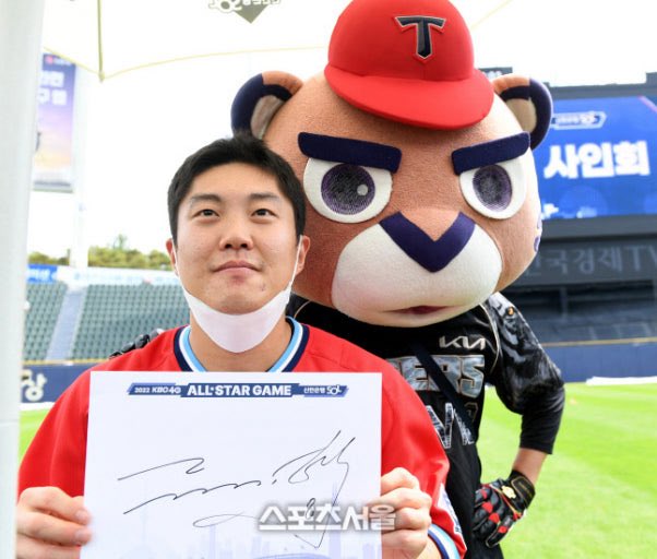 garooo00's tweet photo. 호걸이 성형 진짜 잘됐다 https://t.co/ooHseC0DjW