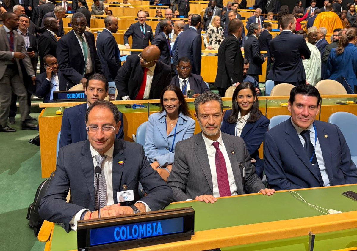 juanestebansr's tweet photo. Delegación colombiana aquí en Nueva York: Vicepresidente @jrestrp , Canciller, Embajador ONU @JMauricioGaona , Ministro de Comercio, Embajadora EE.UU. https://t.co/4cDMStrLct
