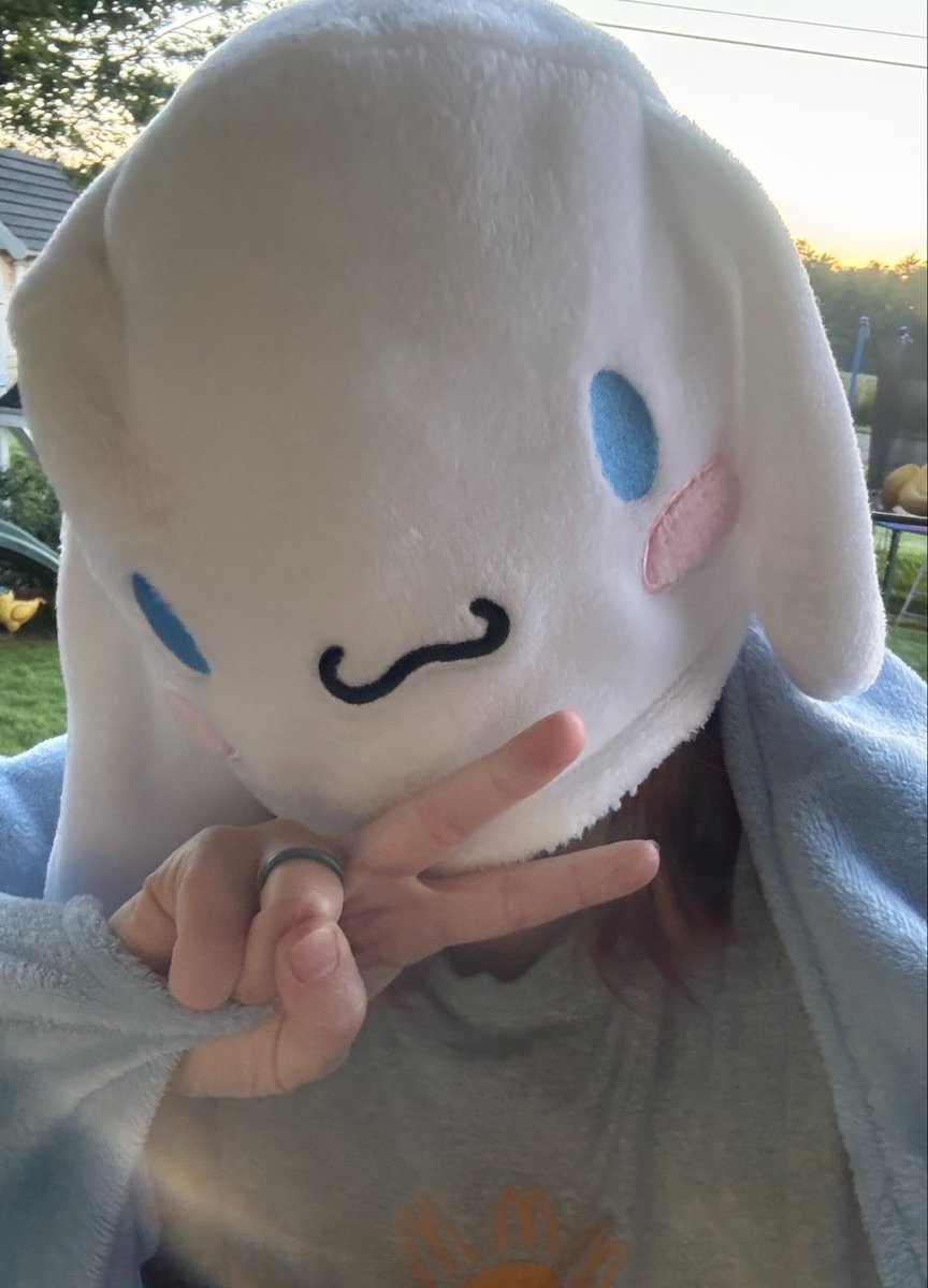 alittlefowl's tweet photo. 40F this AM.  Had to wear the Cinnamoroll hood blanket i received from my very good friend. ✌🏻 ☀️ ￼￼￼❄️ https://t.co/Yb3XETi9p4
