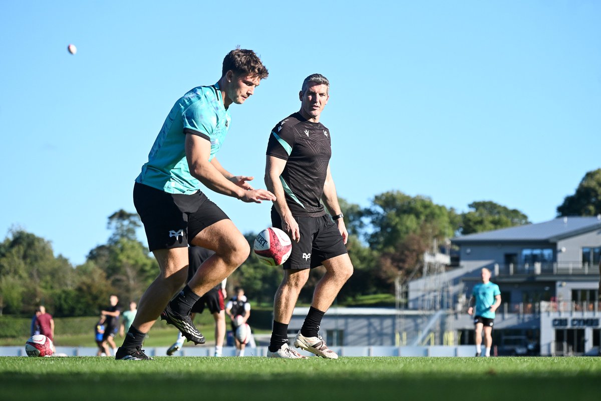 WelshRugbyUnion's tweet photo. 🚨 Senior academy skills sessions underway for 2026/27 🏉

Around 60 senior academy players from Cardiff Rugby, Dragons RFC, Ospreys, RGC and Scarlets attended the second of a series of this season’s WRU skills sessions at the National Centre of Excellence on Monday evening. 👏🤝

▶️ https://t.co/lALAZbQ1nK
▶️ https://t.co/QVpoET2dFT

#CymruAmByth