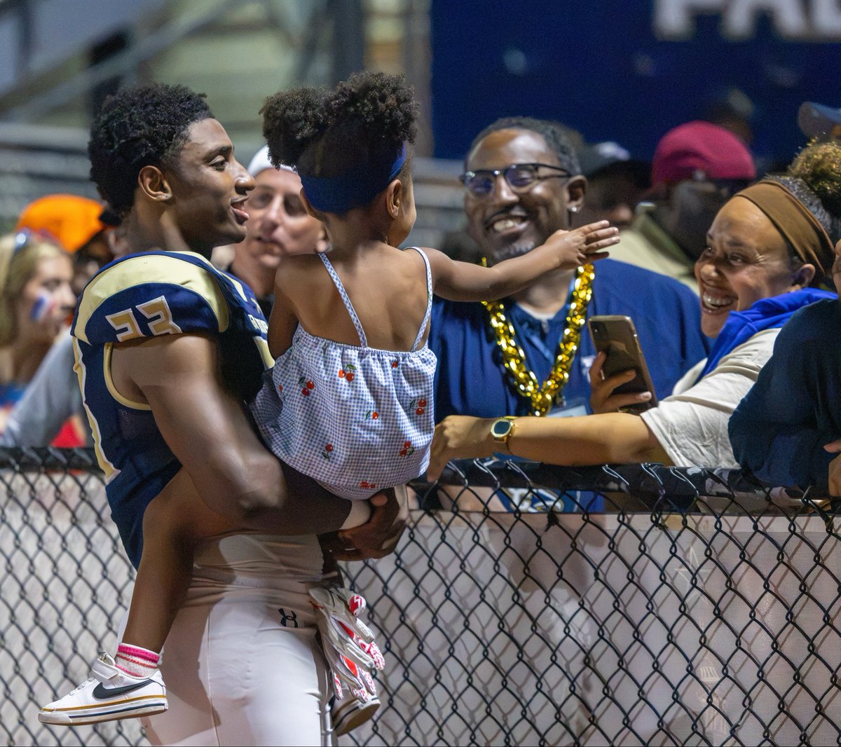 iam_zionsesay's tweet photo. My heart and my "why" right here. Having my family waiting by the fence after a battle means everything to me. 💚🤍💙 #FamilyFirst #WeAreGC https://t.co/8XlAgntAmz