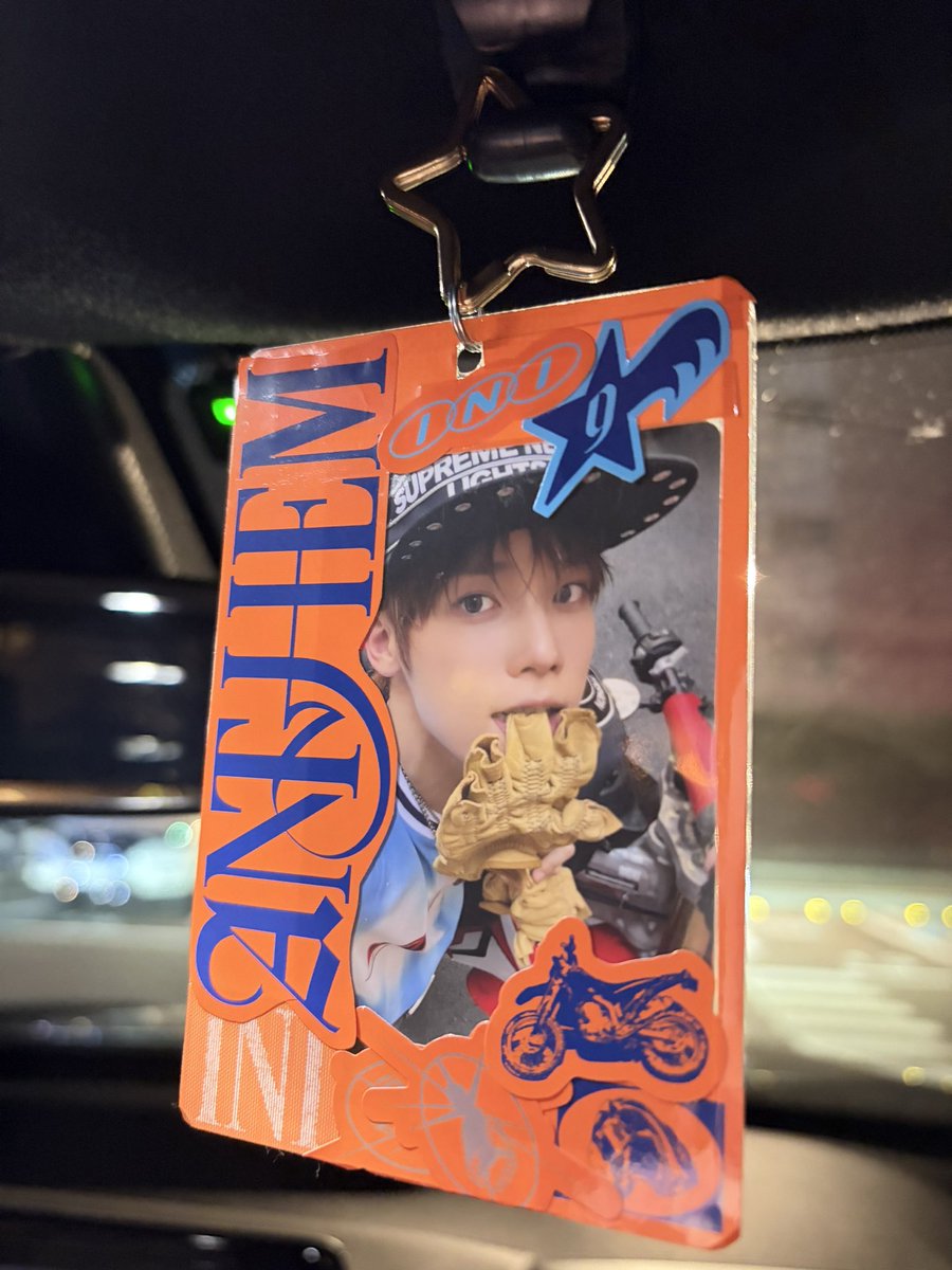 yi_ss14's tweet photo. MINIの皆のまねっこさせてもらいました！！
"ANTHEM"封入ステッカーでトレカキーホルダーを作成🥰✨️
メンズmini頑張った…笑
 #木村柾哉 https://t.co/goXUDUQwc0