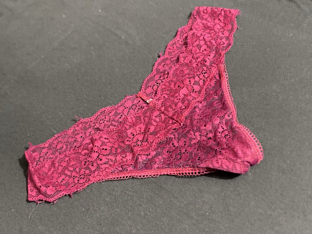 afterblackk0's tweet photo. due giorni di fila con questo pizzo addosso... diciamo che hanno un profumo indescrivibile 😏 le tolgo ora o qualcuno vuole approfittarne?  💸 https://t.co/7giiOF8aDR