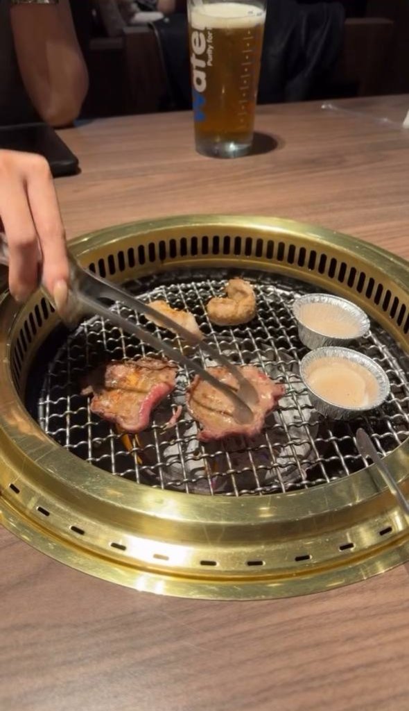 candyaj3b's tweet photo. 好好吃，茶来张手饭来张口，谢谢闺蜜一直喂饱我哈😘
先点个肚子，稍歇息会开喝😚😚😚 https://t.co/yoi1Tu8k80