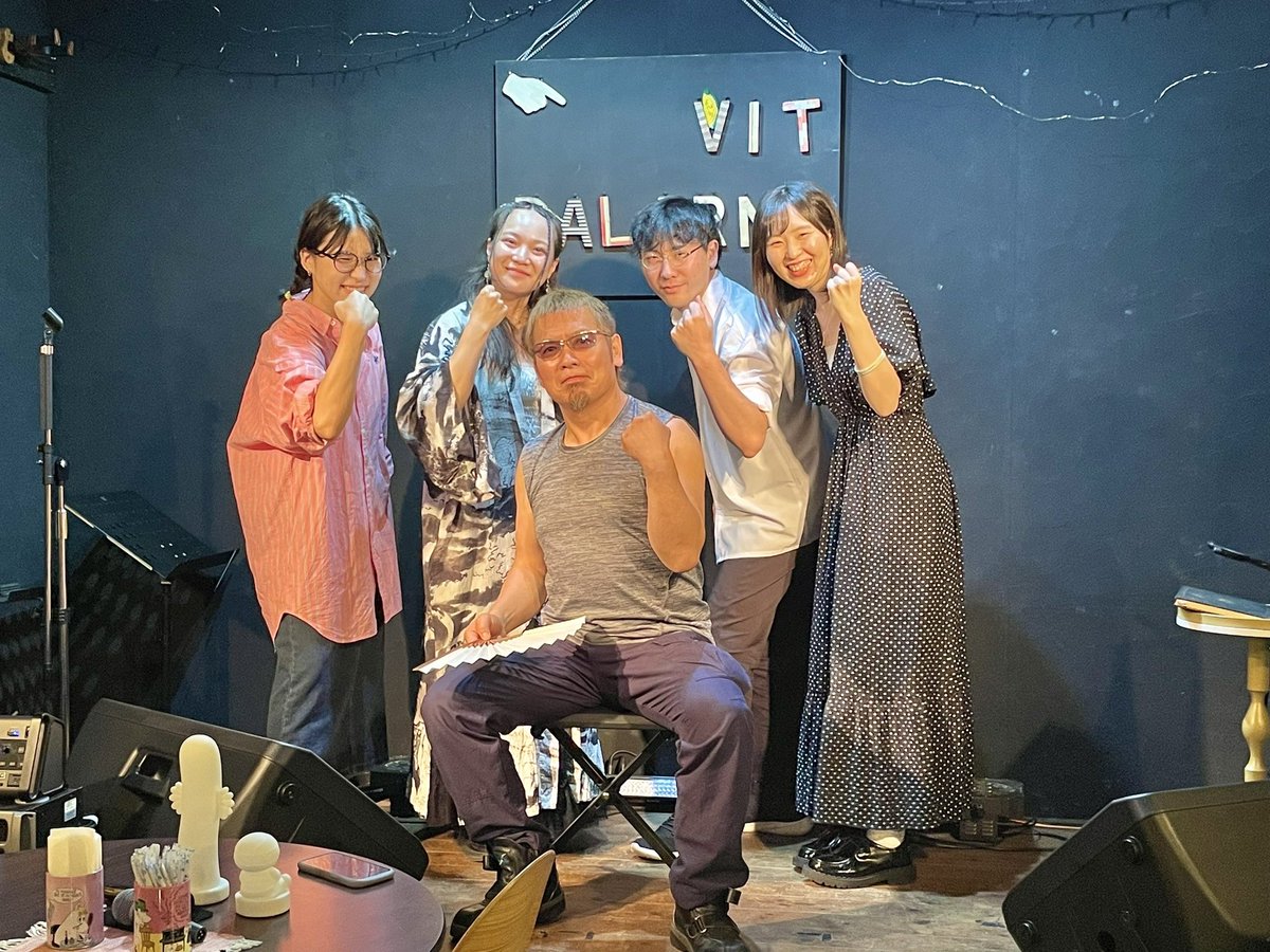 tomoya_Gt01's tweet photo. ﾁ-ﾑすんごいんだからハーフ盛り福島出張編、無事終えましたー！
3人のお姉様方+弟みたいなポジションでやらせていただきました！
そして、初VIT！
大変お世話になりました！
また来ます！

setlist
1. TOKYO MEMORY
2. 4 a.m.
3. パラレルワールド
4. September girlfriend
5. 音に溺れる
6. 夢幻 https://t.co/wDSAhJjtjs