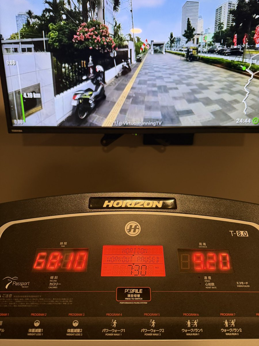 utasyokunin's tweet photo. 今日のランニングは晩飯前
インターバルランではなく、68分の連続ラン、脚に来ました🦵。
まだまだだなぁ。てか去年はほぼコレだったから、退化してるか？😂新しいApple Watch Ultra4でのランは本日初！
トレッドミルの距離より多めに表示。 https://t.co/IyGFkac4QL