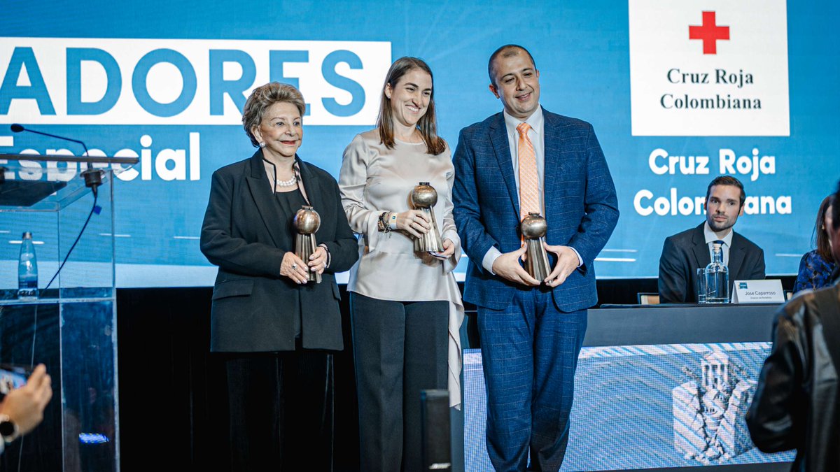 cruzrojacol's tweet photo. En los Premios @Portafolioco recibimos un reconocimiento especial por la labor desplegada desde las primeras horas para acompañar a las comunidades afectadas por el terremoto. 

A nuestros voluntarios, equipos y colaboradores: este reconocimiento también es suyo. 🏆👏🏼 https://t.co/3iVrWcCIFJ