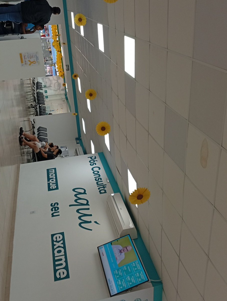 maysomenos's tweet photo. acho tão cunt a estética do setembro amarelo ser girassóis. sigo dodói da cabeça? sim. mas a simbologia é até que bem linda (e a decoração também né https://t.co/pFQqloxpki