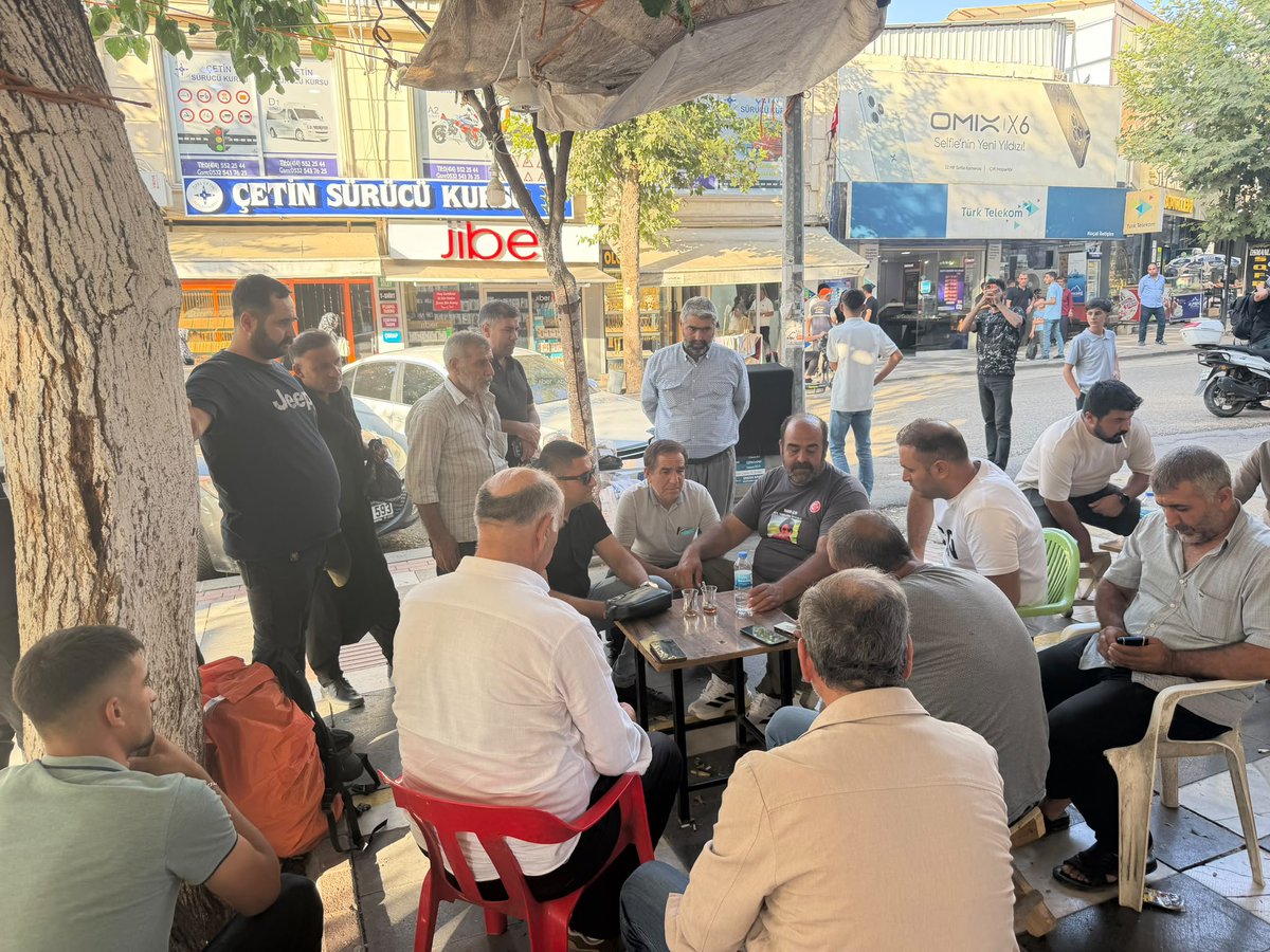 serbestiyetweb's tweet photo. Kızı Narin Güran için adalet yürüyüşünü sürdüren Arif Güran, Siverek merkezde kendisine destek verenlerle bir araya geldi. https://t.co/TuFzmVvdJO