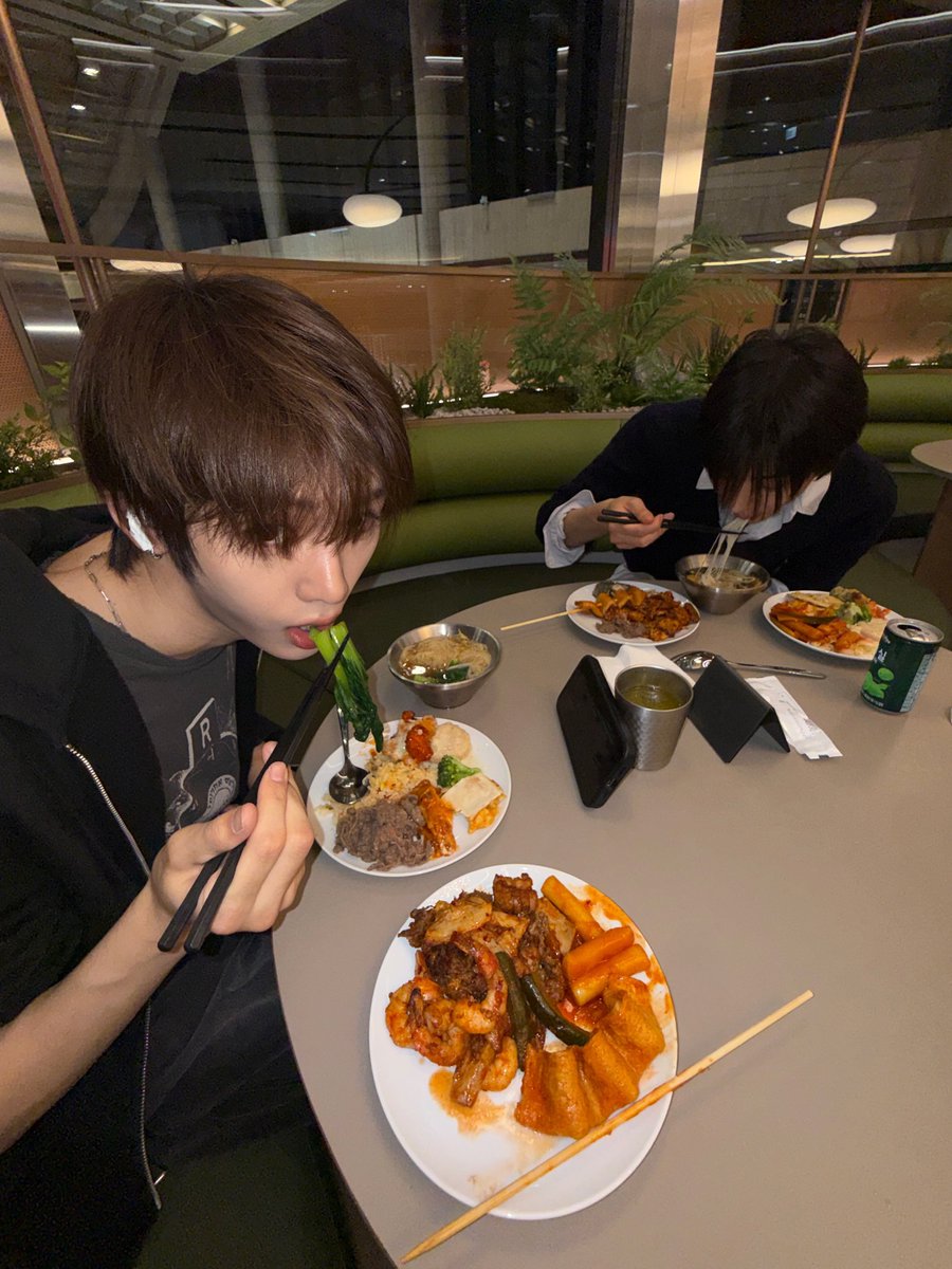 for1225ever's tweet photo. 알빠원 얼마나 자유로운지 감도 안온다 같이 밥먹는데 에어팟끼고있다고 https://t.co/SqWNXgf9QD