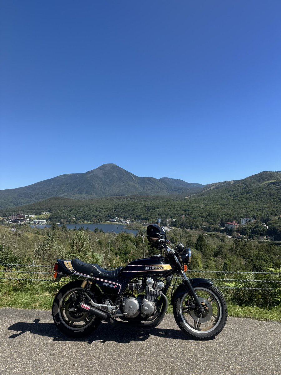 salthipbow's tweet photo. SW霧ヶ峰はバイクも車もめっちゃいた…
車山肩から霧付近まで大渋滞💦
ただ雲1つない快晴で過ごしやすかったなぁ…安定の癒しだ!
ソフトも美味し!途中RENATAKUいたなw今日も楽しかったさぜい!
BlueSkyに月もめっちゃ綺麗だった
明日は駅前でハウスでっす!
#CB750F #霧中毒 #ビーナスライン https://t.co/y6Q24iXN8a