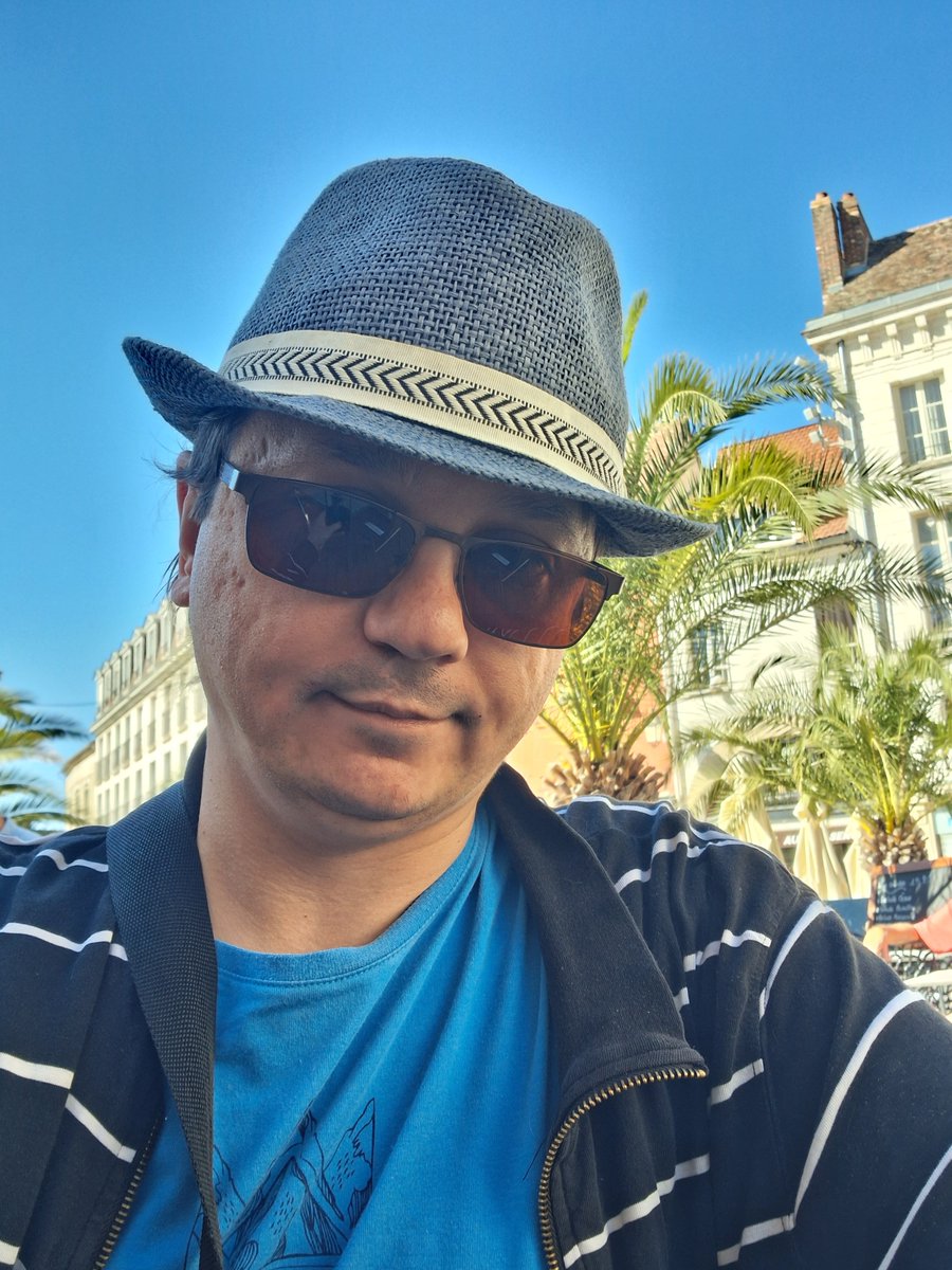 JoffreyH's tweet photo. ☆ 22 Septembre ☆
♧ Sur la place ♧ ;)
♡ Tranquille ♡ https://t.co/vT56FXV2o8