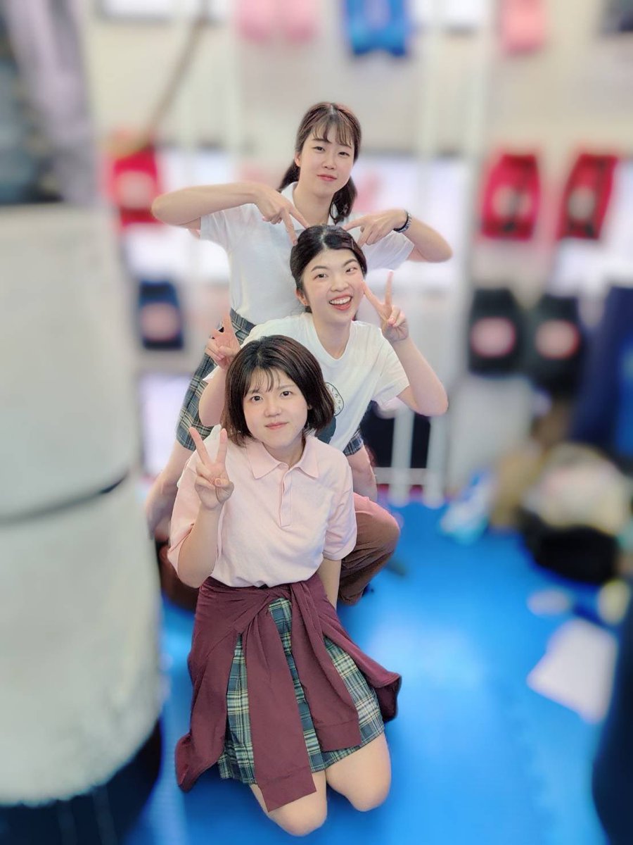 team_hanaji's tweet photo. 本日も稽古が終了いたしました！

謎の入院患者 千秋 役 
HANA｜ 榎本紫穂
TOKI ｜木村美聖

に挟まれる
藤野楓 役の伊藤亜由美

この3人がとあるシーンを作り上げます！

#ぽぴぃプラス お楽しみに！ https://t.co/sX9ydfoWBG