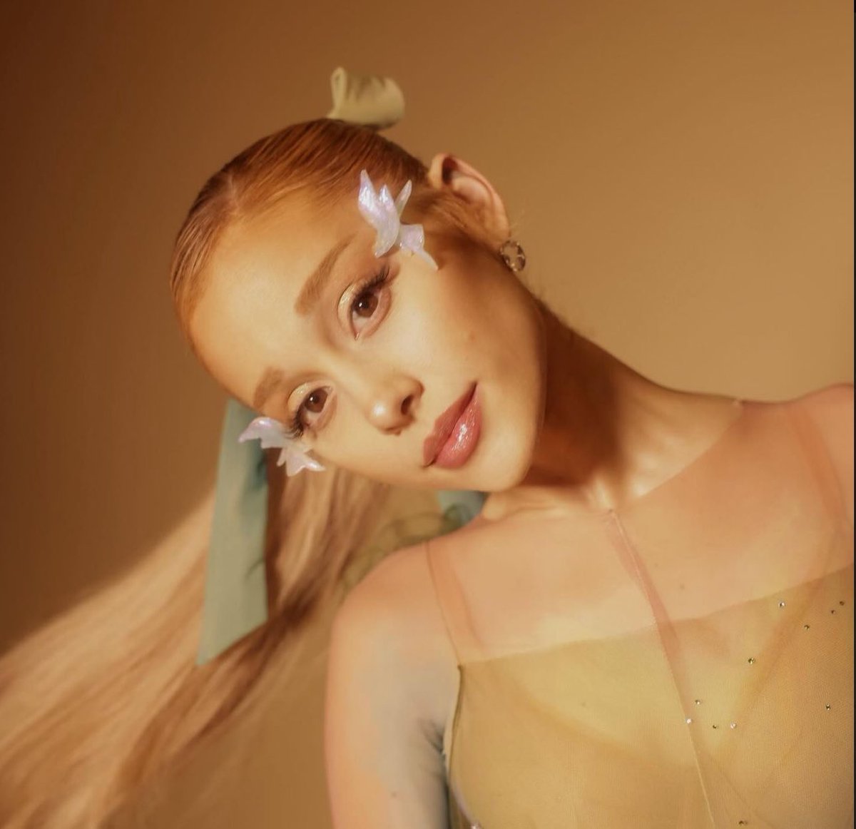 thearianahub's tweet photo. Ariana Grande is on track to become the first female artist in history to have multiple solo songs surpass 900 days on global Spotify. 

“7 rings” — 1,000 days
“we can’t be friends” — 894 days* https://t.co/ldHArwoOox