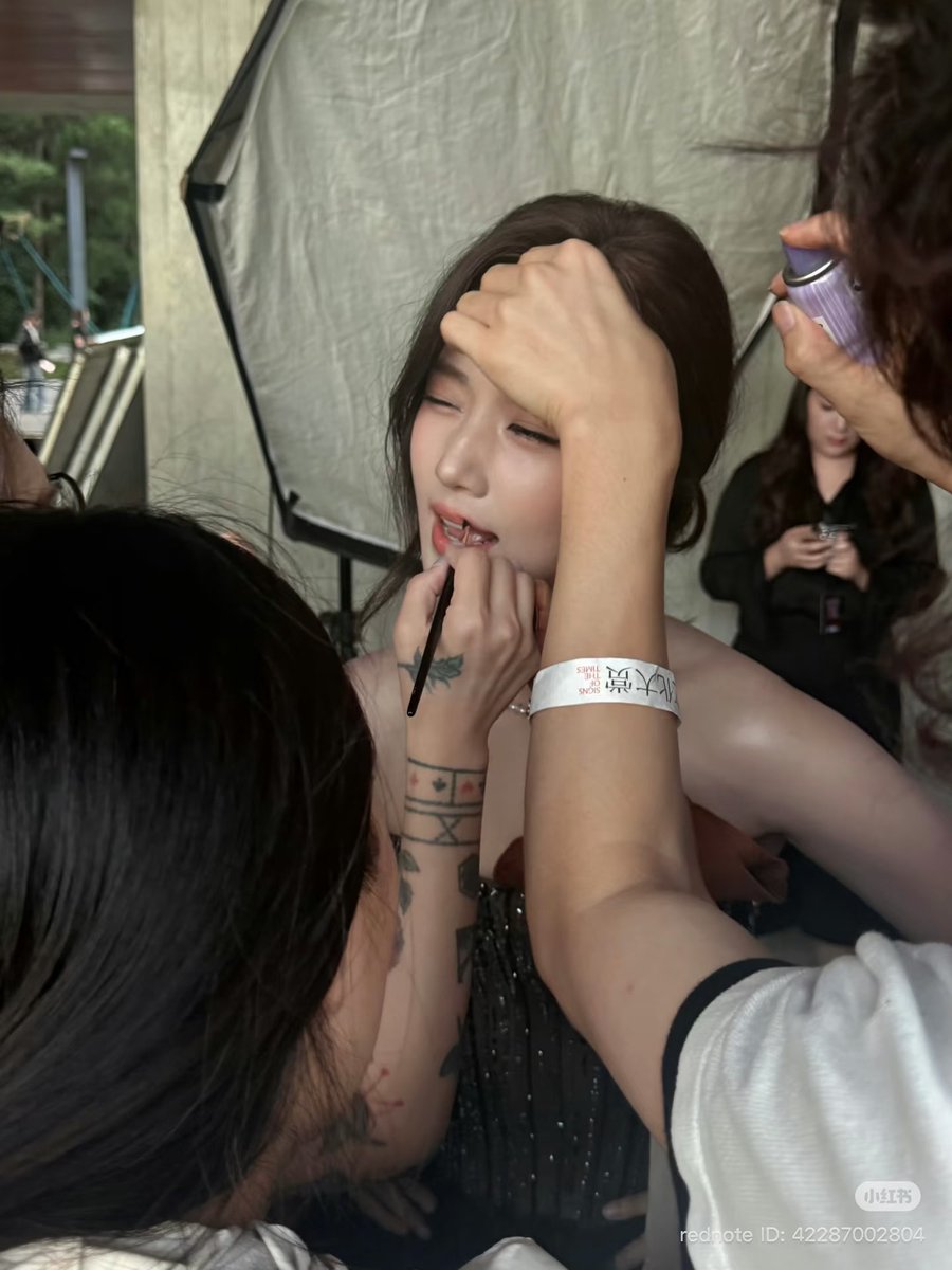 nojnhere's tweet photo. Category: Getting ready 💄✨
#LuYuxiao #หลูอวี้เสี่ยว https://t.co/z6yexA4Nw0
