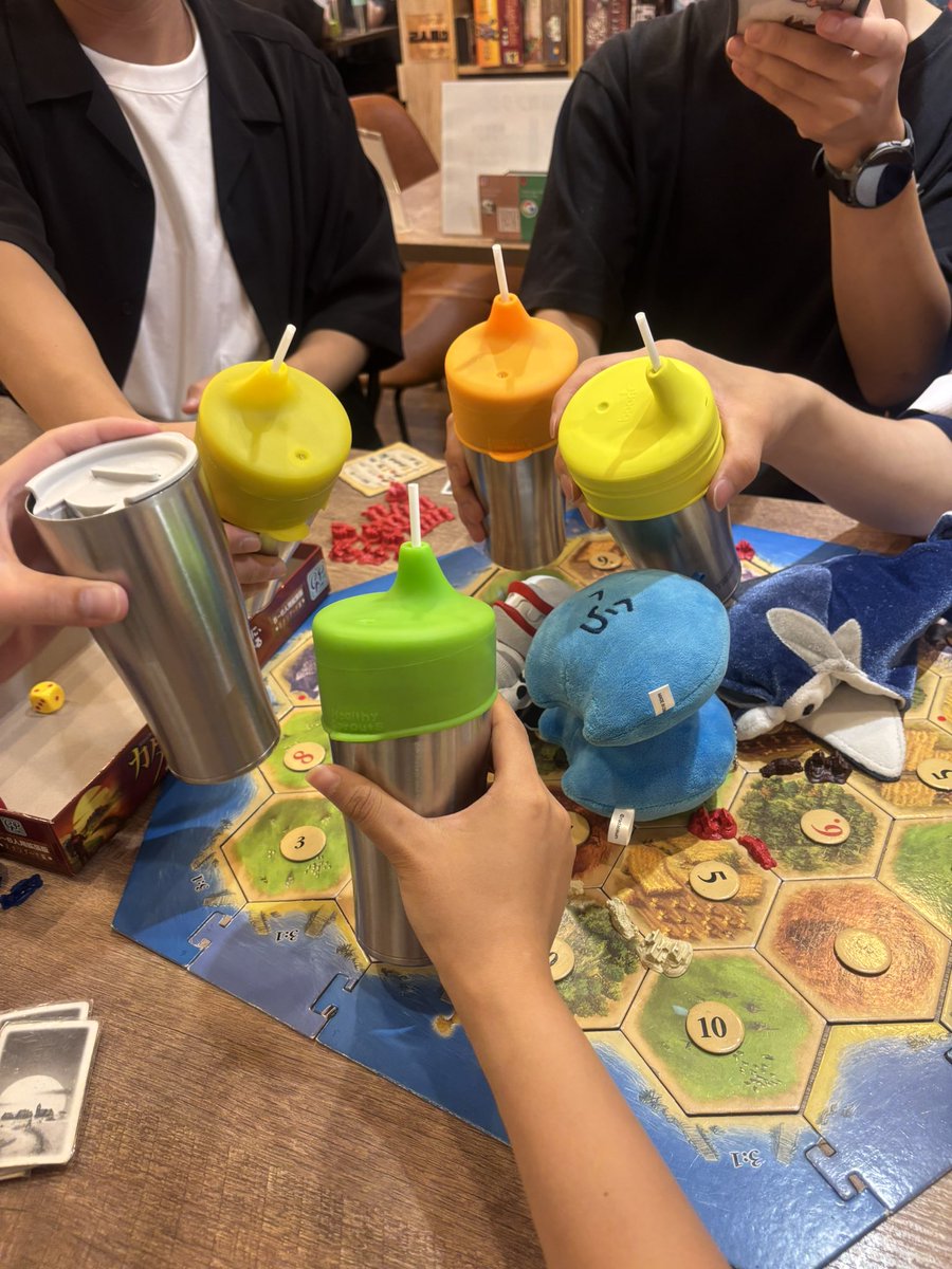 kitayo_ratami's tweet photo. シャド鯖オフ会 4日目 in新宿
本日はボドゲカフェきたよ〜
カタンはやっぱりバリ楽しい！ https://t.co/X01VdThgFU