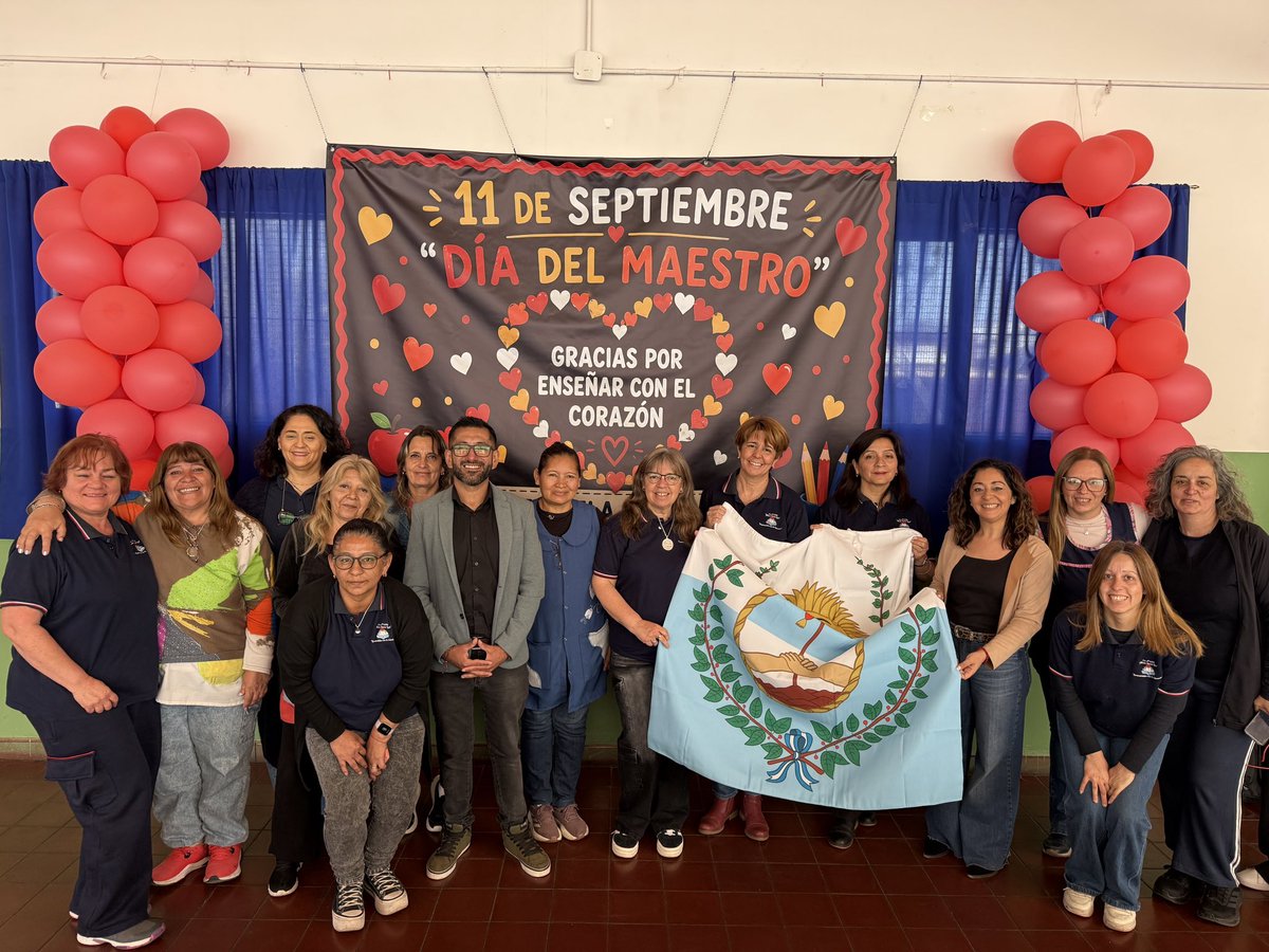 GabrielLopez_OK's tweet photo. 𝗖𝗼𝗻 𝗹𝗮 𝗯𝗮𝗻𝗱𝗲𝗿𝗮 𝗯𝗶𝗲𝗻 𝗲𝗻 𝗮𝗹𝘁𝗼 𝗽𝗼𝗿 𝗹𝗮 𝗲𝗱𝘂𝗰𝗮𝗰𝗶𝗼́𝗻 𝗱𝗲 𝗠𝗮𝗶𝗽𝘂́🇦🇷

🏫Visitamos la escuela Gilberto Suarez Lago de Luzuriaga para hacer entrega de una nueva bandera a su comunidad educativa.❤️

#JuntoAVos https://t.co/CthVYWRAjM