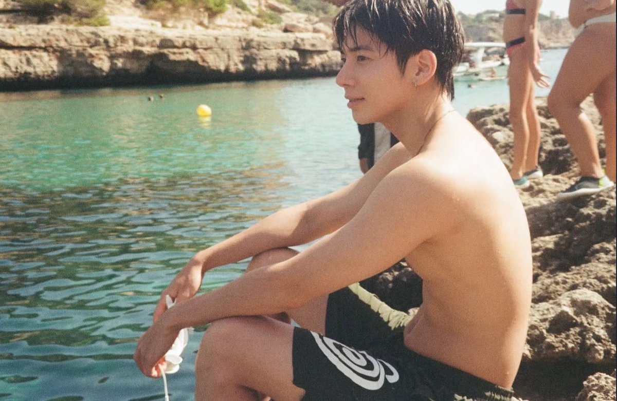 hueningelaa's tweet photo. im going to extend my tongue and wrap it around his waist all sloppy and leave a trail of slobber on his 6 packs abs https://t.co/8hZRYnVsDl