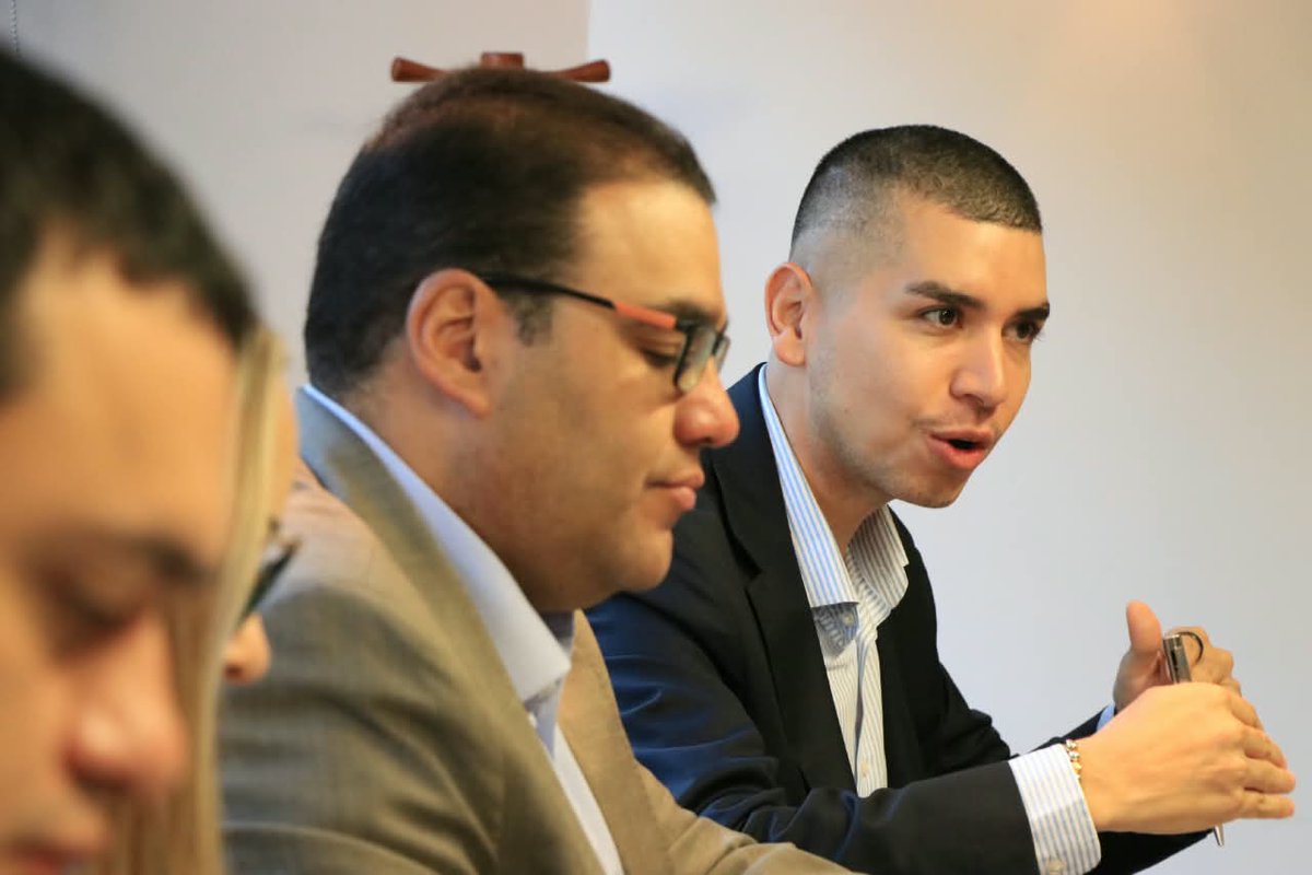 Finagro's tweet photo. 🧵Uno de los ejes de la reunión fue la revisión de un programa de reperfilamiento de deuda 💰para los sectores agroexportadores, orientado a evitar el deterioro de su cartera crediticia 

También el ministro presentó el modelo de integrador bursatil, una alternativa que permitirá canalizar recursos hacia múltiples productores de una misma cadena👩‍🌾.