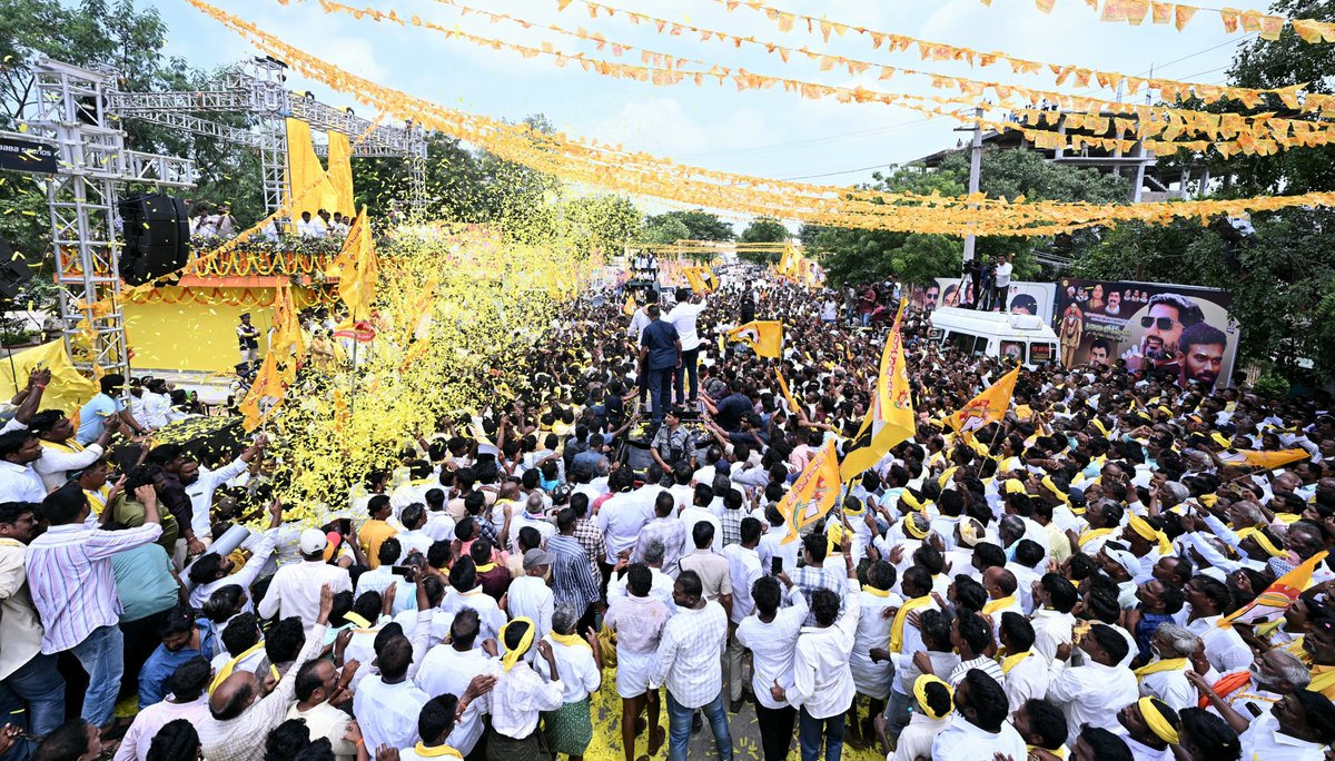 naralokesh's tweet photo. అనంతపురం జిల్లా పర్యటనలో భాగంగా రాప్తాడు చేరుకున్న నాకు ఎమ్మెల్యే పరిటాల సునీత గారు, ధర్మవరం నియోజకవర్గ ఇంఛార్జ్ పరిటాల శ్రీరామ్ గారి ఆధ్వర్యంలో ఘనస్వాగతం పలికిన టీడీపీ నాయకులు, కార్యకర్తలు, ప్రజలకు హృదయపూర్వక ధన్యవాదాలు తెలియజేస్తున్నాను. ఈ సందర్భంగా రాప్తాడు సర్కిల్ నుంచి ర్యాలీ నిర్వహించడం జరిగింది. ప్రజలు, కార్యకర్తలను కలుసుకున్నాను. వారి నుంచి అర్జీలు స్వీకరించాను.