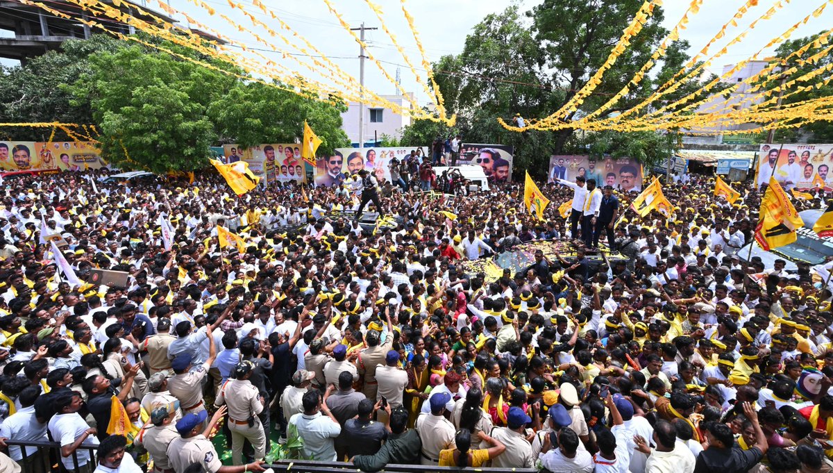 naralokesh's tweet photo. అనంతపురం జిల్లా పర్యటనలో భాగంగా రాప్తాడు చేరుకున్న నాకు ఎమ్మెల్యే పరిటాల సునీత గారు, ధర్మవరం నియోజకవర్గ ఇంఛార్జ్ పరిటాల శ్రీరామ్ గారి ఆధ్వర్యంలో ఘనస్వాగతం పలికిన టీడీపీ నాయకులు, కార్యకర్తలు, ప్రజలకు హృదయపూర్వక ధన్యవాదాలు తెలియజేస్తున్నాను. ఈ సందర్భంగా రాప్తాడు సర్కిల్ నుంచి ర్యాలీ నిర్వహించడం జరిగింది. ప్రజలు, కార్యకర్తలను కలుసుకున్నాను. వారి నుంచి అర్జీలు స్వీకరించాను.