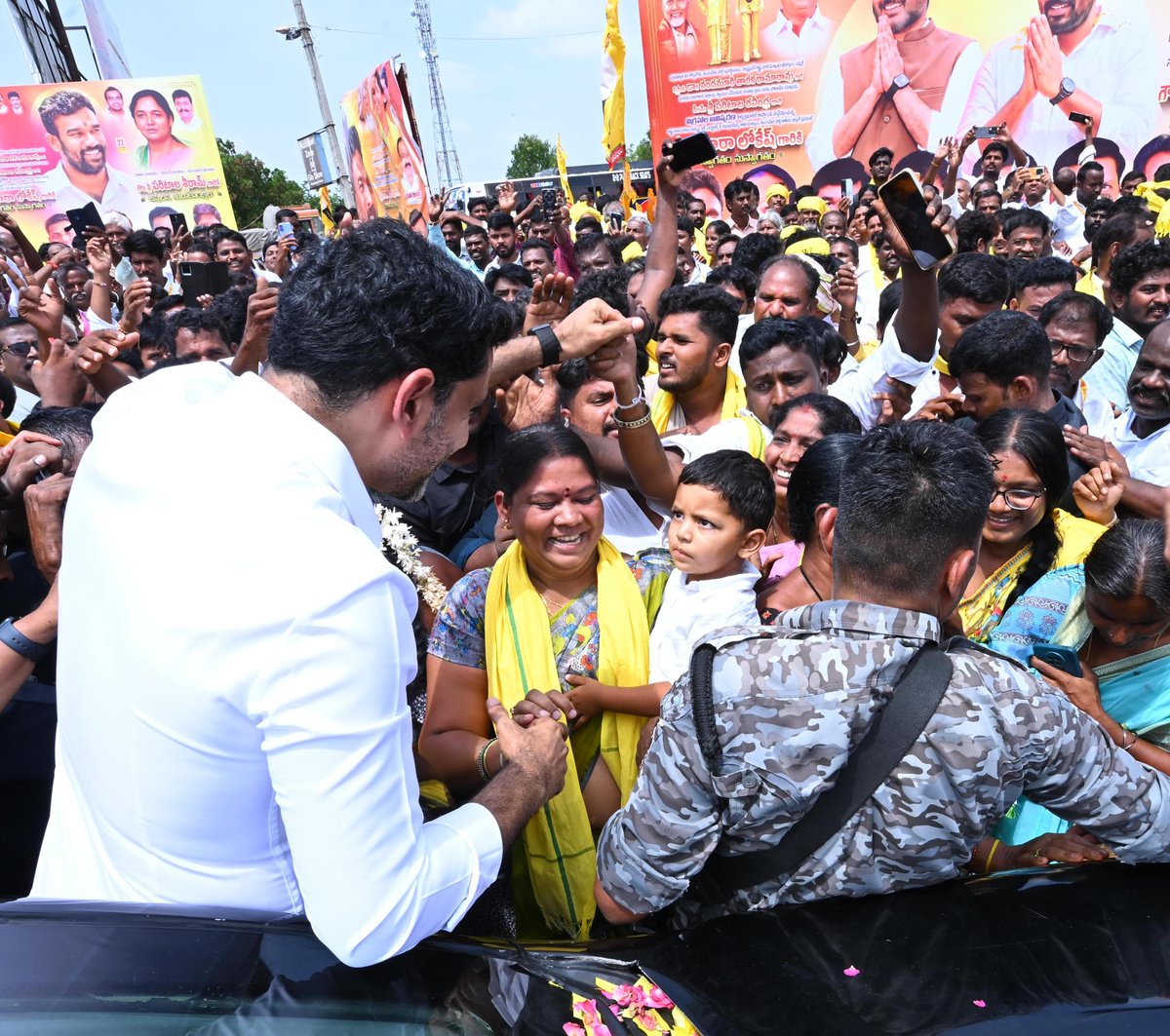 naralokesh's tweet photo. అనంతపురం జిల్లా పర్యటనలో భాగంగా రాప్తాడు చేరుకున్న నాకు ఎమ్మెల్యే పరిటాల సునీత గారు, ధర్మవరం నియోజకవర్గ ఇంఛార్జ్ పరిటాల శ్రీరామ్ గారి ఆధ్వర్యంలో ఘనస్వాగతం పలికిన టీడీపీ నాయకులు, కార్యకర్తలు, ప్రజలకు హృదయపూర్వక ధన్యవాదాలు తెలియజేస్తున్నాను. ఈ సందర్భంగా రాప్తాడు సర్కిల్ నుంచి ర్యాలీ నిర్వహించడం జరిగింది. ప్రజలు, కార్యకర్తలను కలుసుకున్నాను. వారి నుంచి అర్జీలు స్వీకరించాను.