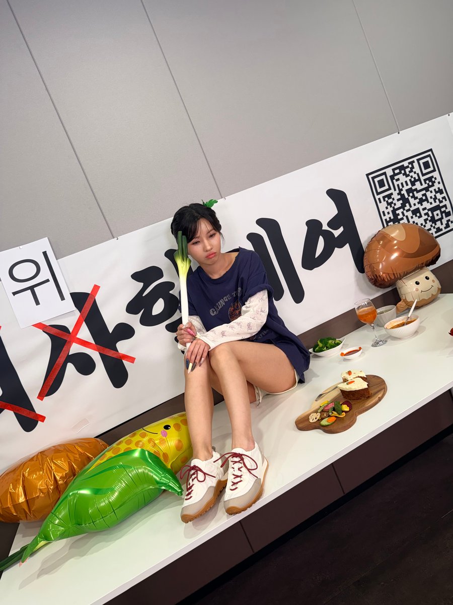 official_i_dle's tweet photo. [📸] 260922 @ 1위 가수 전소연의 끝내주는 야채 먹방쇼

🥕🥒🍆🍅

#아이들 #idle
#소연 #SOYEON https://t.co/vVNYEnomOs