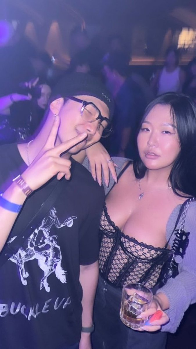 rkivethetic's tweet photo. The chaos on tl when this pic dropped https://t.co/5JwZFON9Kf