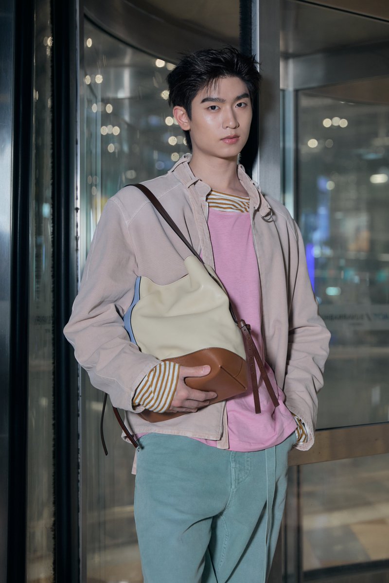 fabmagazineth's tweet photo. #โทมัสธีร์ทัศน์ และ #ก้องก้องภพ ปรากฏตัวที่สนามบินในลุคจาก #marni ก่อนออกเดินทางสู่โชว์ spring-summer 2027 ในฐานะคนไทยคู่แรกที่ได้รับเชิญไปร่วมชมแฟชั่นโชว์ถึงมิลาน 

โทมัสเลเยอร์เสื้อยืดสีชมพูและสีมัสตาร์ด คู่กับแจ็กเก็ต #marni giubbotto และกางเกงขากว้างเข็มขัดในตัว ปิดท้ายด้วยกระเป๋า pod 2.0 

ส่วนก้องเลือกทั้งเซ็ตจากไลน์กาบาร์ดีนลายแปรงทาสี ทั้งเสื้อโอเวอร์เชิ้ตและกางเกง พร้อมกระเป๋า pod baguette สี tri-color #marnith #marniss27 #marnixthomaskong #kongjiro #patluxurygroup #thomaschungmanirat #fabmagth #fabmagazineth #fabmagazinethailand #fabmagazine