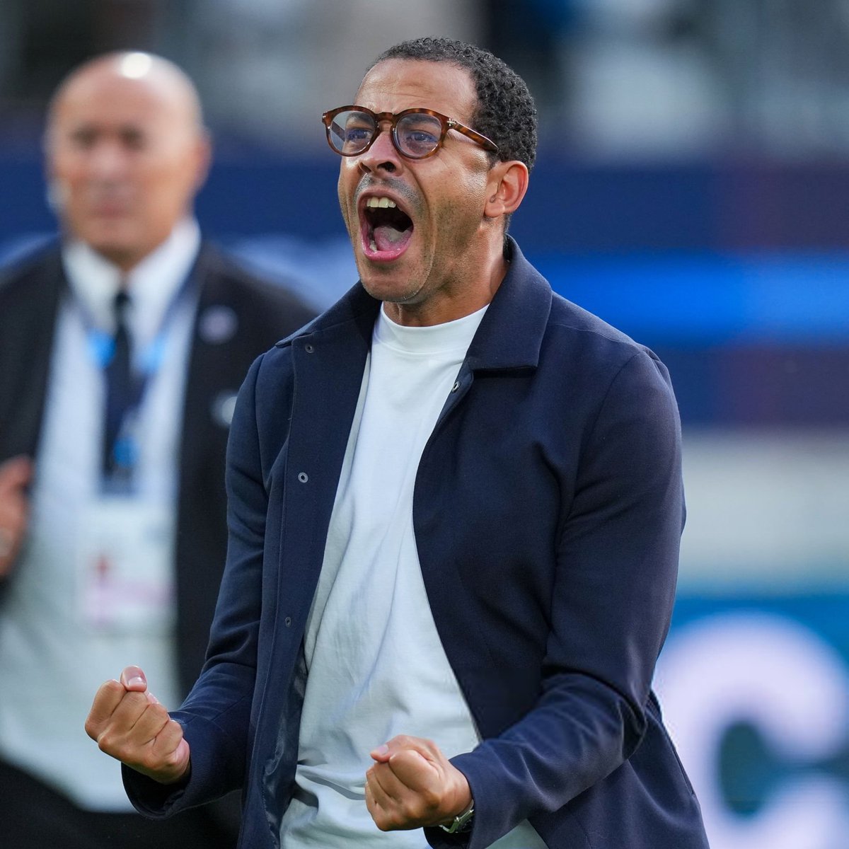 _BeFootball's tweet photo. 🚨🚨 DIMITRI LIÉNARD 🇫🇷 DÉTRUIT LIAM ROSENIOR 🏴󠁧󠁢󠁥󠁮󠁧󠁿 !!! 💥🧨

Agacé par le chambrage du coach du Paris FC, l'ancien capitaine du Racing l'a allumé :

« Il pensait quoi ? QU'ON ALLAIT LUI FAIRE UNE STATUE ? Qu'on allait lui ouvrir le champagne ? Mais YOU ARE CRAZY MY FRIEND ! 🍾

Tu pars à Chelsea en pleine saison et TU VIENS NOUS FAIRE UNE LEÇON DE MORALE ? Tu rigoles garçon ?! 🤡

Si les coachs se mettent à jouer les kékés... SOIS UN PEU PLUS HUMBLE, AIE UN PEU PLUS DE CLASSE ! » 🤫   

(@LECLUBRACING)