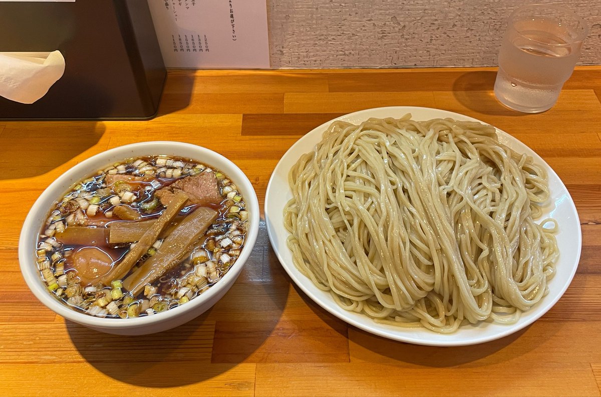 morota88's tweet photo. 今日のお昼は食べたくなってしまって
#りきどう さんへ
やっぱり休日の昼間は激混み…1時間半待ち…
そしてまた値上がってた…

つけ麺(細麺)特盛(400g)濃いめ
¥1400
大盛までは無料(¥1200)
麺100g追加(¥200)

なかなか厳しい世の中ですね…
でもとても美味しかった〜🙏☺️ https://t.co/HkzBGdpmgH