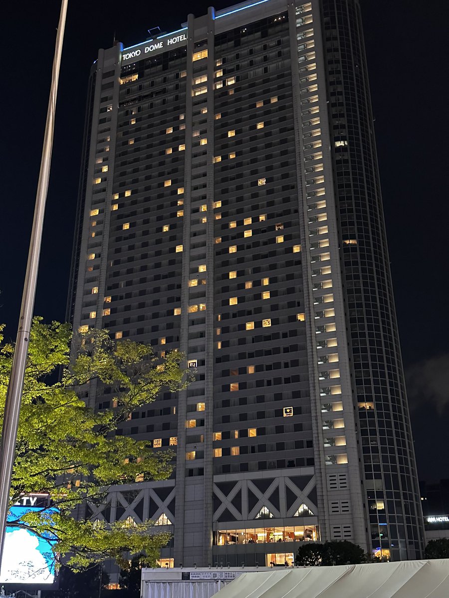 min_ll_mini's tweet photo. 9.15〜9.17に東京ドームホテルで窓アートしました🌃
ひとりで作ったけど大変だったなー😅笑
でも直接会ったMINIちゃんが「見たよ！」っ言ってくれたり、上からスマホのライト振ってたら何人か気づいてくれて振り返してくれたりと窓アートして良かったなと心から思いました😭
INIもMINIもありがとう🫶🏻 https://t.co/85QyINNy17