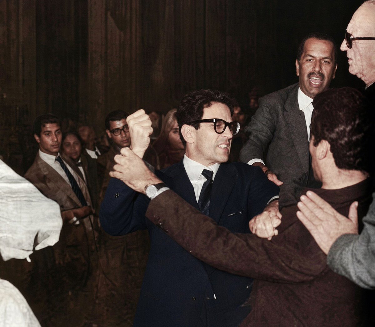 DaniMayakovski's tweet photo. El director de cine italiano marxista, Pier Paolo Pasolini, lanza un puñetazo a un fascista que lo había insultado de manera homófoba en el cine donde se estrenó su nueva película, Mamma Roma.

22 de septiembre de 1962. https://t.co/1K2sJeTTRd