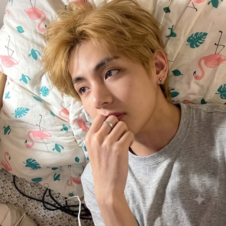 Emeralluvgguks's tweet photo. #taekookau where Jungkook and Taehyung have their first serious married-couple fight and refuse to talk to each other, so their 4-year-old son becomes their messenger. https://t.co/WWI9NjHHkj