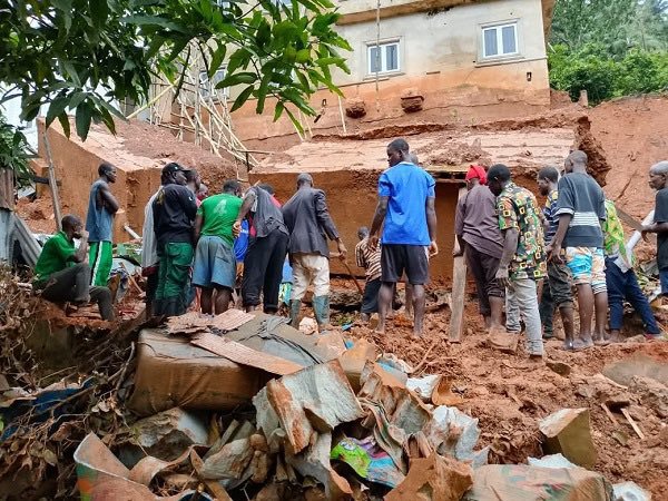 SaviourUmoh18's tweet photo. Heartbreaking as couple, three children d+e after water tank c%llapses on building in Enugu https://t.co/NwnQnl8hgl