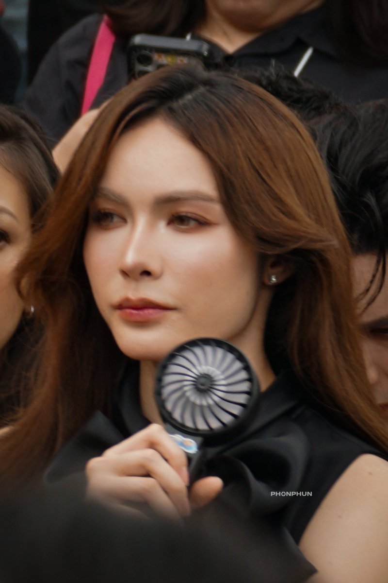phonphun_pook's tweet photo. ถือพัดลมยังสวยอ่าาาา 🥰

CHARLOTTE X EFW2026
#EFW26PressConXCharlotte
#ชาล็อตออสติน #CharlotteAustin https://t.co/jNL0Bqt5iW