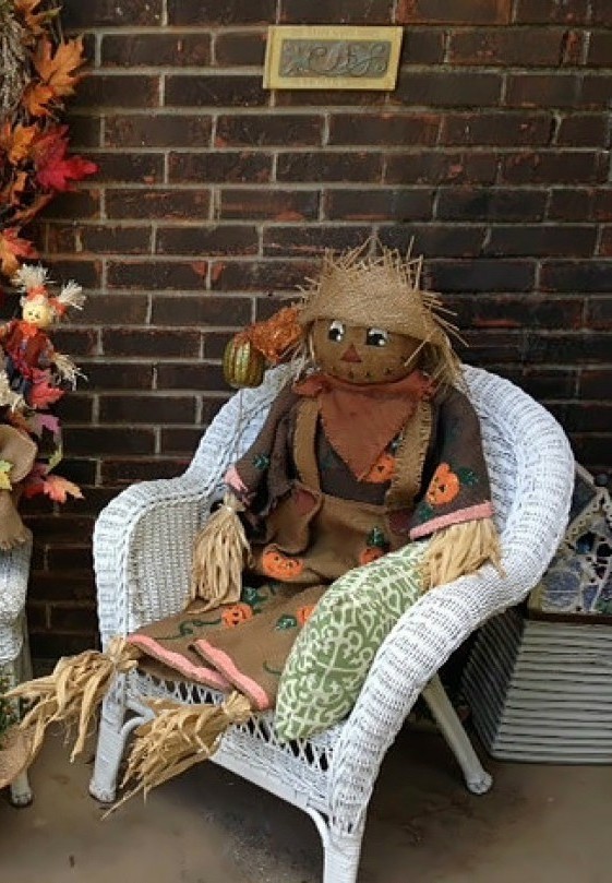 NdearingNduring's tweet photo. HAPPY FALL, ALL!🍂🍏🍁🌻🍂🪾🍎
#FirstDayOfFall
#CaramelApples
Couple of my go-to decorations I sit out on porch.  Center is a jumbo wreath I made with grape vine. 
Y'all wiII have to excuse my scarecrow.  Had him about 3 years and every year, sitting out in storage, his burlap face gets darker and darker.  He's just about gone full N'gro😂
I can't help it🤣🤦🏼‍♀️