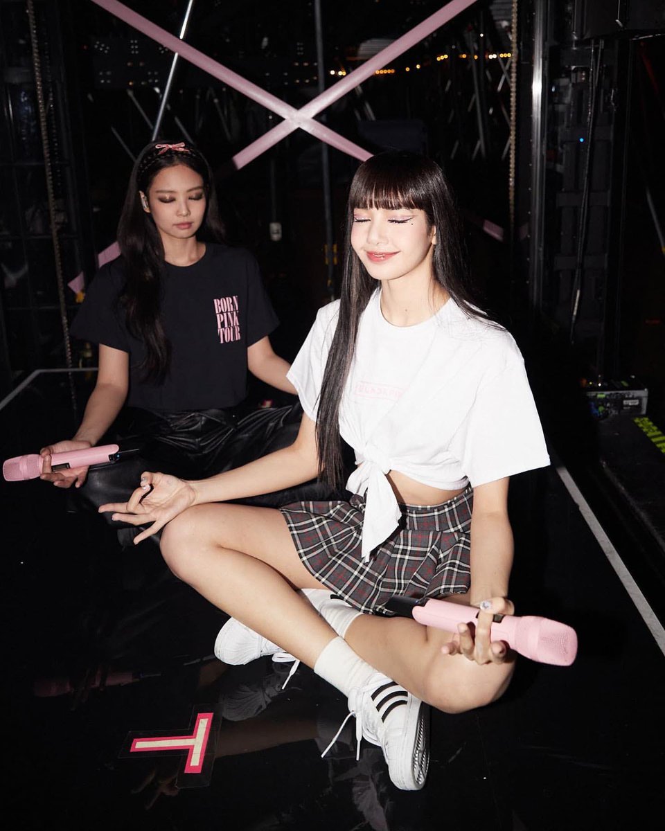 lalisabrasil's tweet photo. #LISA e Jennie são as solistas de K-pop com mais entradas (15) no chart Apple Music Brasil TOP 100! 🇧🇷

- Elas são as únicas solistas de K-Pop a entrarem no chart este ano com novos lançamentos: “SaWaDiKa” (#5) e “Dracula” (#100).
- LISA é a única solista de K-pop a ter múltiplas entradas de lançamentos deste ano no chart, com “SaWaDiKa” (#5) e “Goals” (#15).

@wearelloud @sonymusicbrasil #LISA_SaWaDiKa