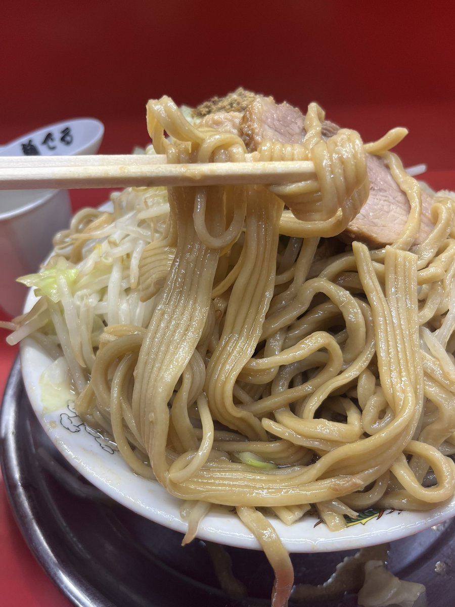 ichi_note's tweet photo. 【9/22活動報告】仕事から帰ってすぐに食いたかったのでホームへ。麺でる田園調布本店。1854来店空席あり1903着丼1920完食。ラーメン250g麺増し125g14連麺増しYAKNs削り節。14連麺大好き故、麺マシに加えて400g超えギュチ麺ギュチ野菜で腹パン15分超え。限界超えてもう食いたい。 https://t.co/y6y0WjW8h7
