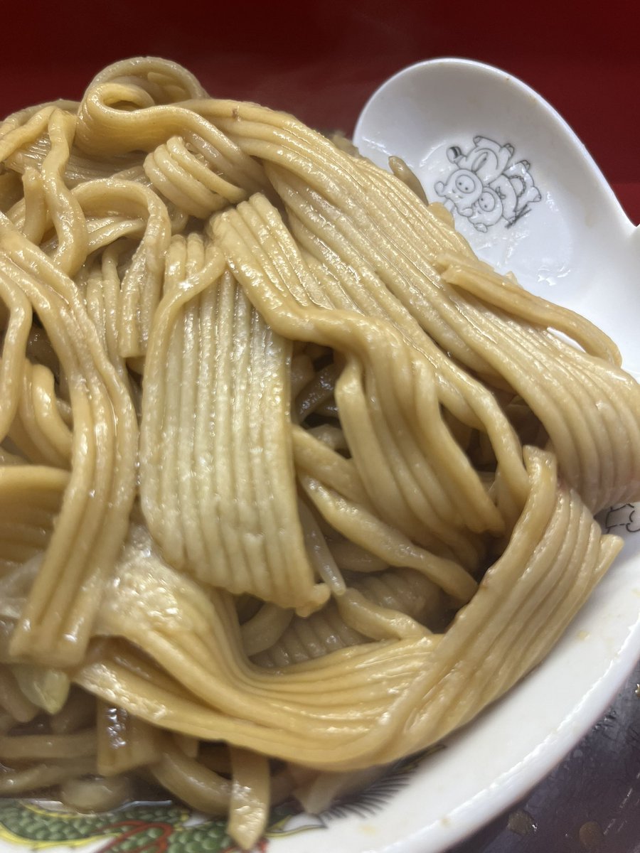 ichi_note's tweet photo. 【9/22活動報告】仕事から帰ってすぐに食いたかったのでホームへ。麺でる田園調布本店。1854来店空席あり1903着丼1920完食。ラーメン250g麺増し125g14連麺増しYAKNs削り節。14連麺大好き故、麺マシに加えて400g超えギュチ麺ギュチ野菜で腹パン15分超え。限界超えてもう食いたい。 https://t.co/y6y0WjW8h7