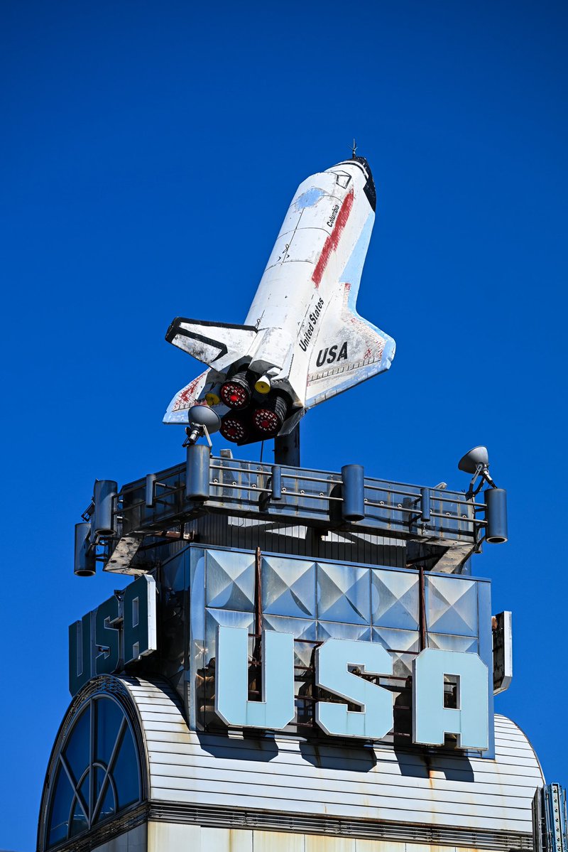 tnftyh810's tweet photo. 豊橋駅前のスペースシャトルもいつまで残ってるのかね https://t.co/FTtgQwOkNs