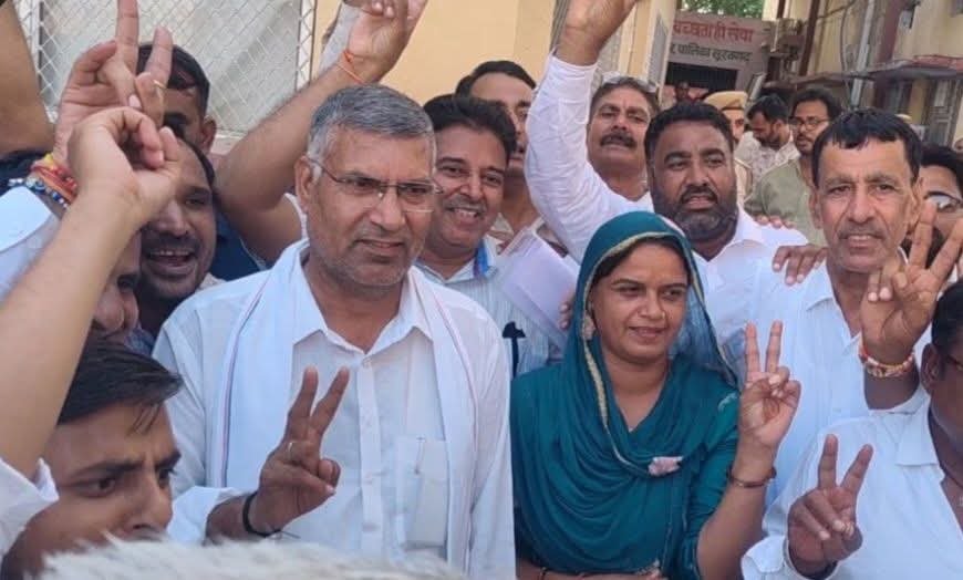 DRGEDAR's tweet photo. #सूरतगढ़ नगरपालिका की नवनिर्वाचित वाइस चेयरमैन मेना रानी पत्नी सखी मोहम्मद जी को हार्दिक बधाई व उज्ज्वल भविष्य की शुभकामनाएं।
विश्वास है कि आपके नेतृत्व में जनहित, विकास और आमजन की आवाज़ को मजबूती मिलेगी।
सूरतगढ़ की देवतुल्य जनता एवं सभी जनप्रतिनिधियों का हृदय से आभार। #suratgarh https://t.co/kFPr1Jk2Jq