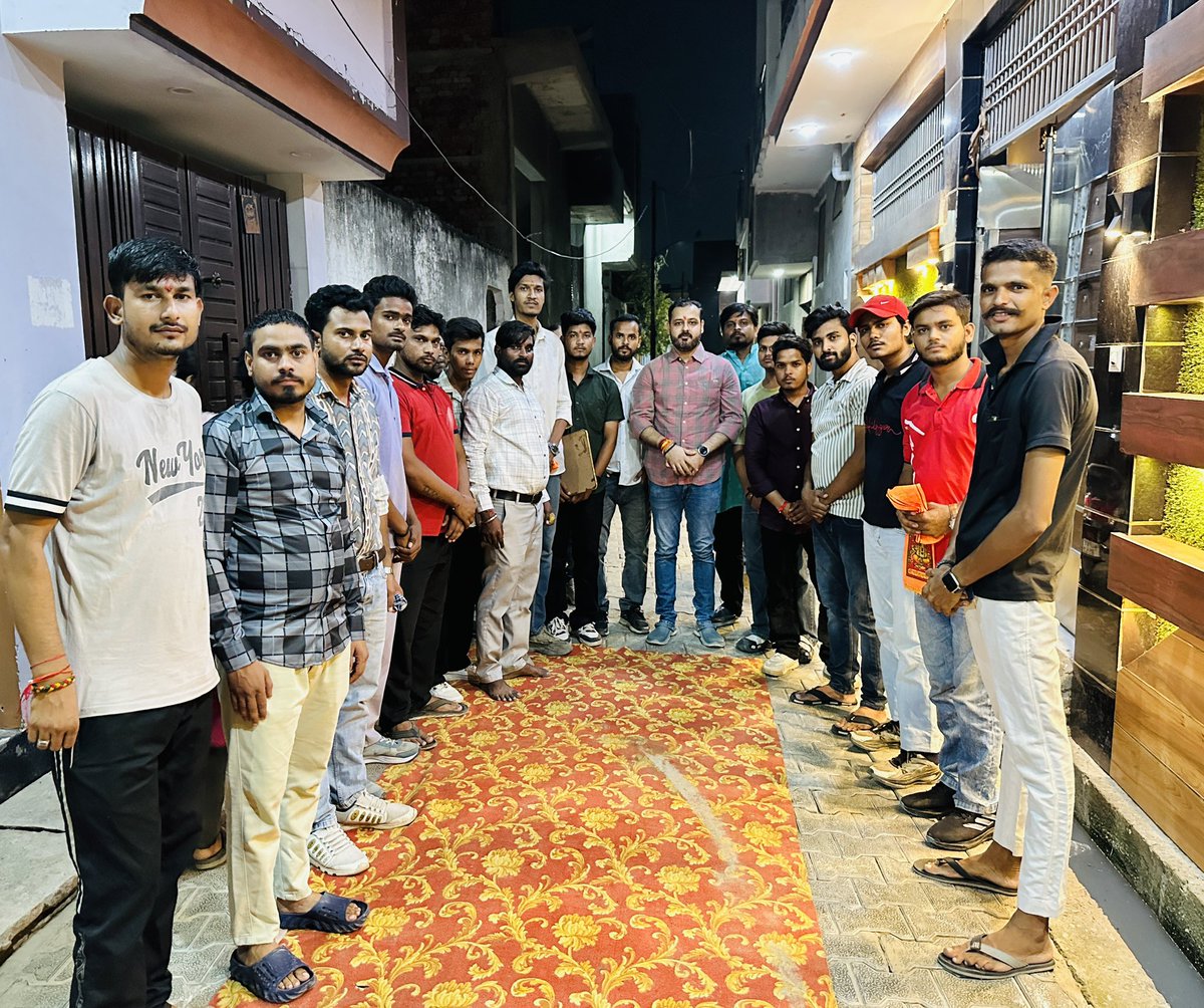 premendraguddu's tweet photo. अलीगढ़ स्थित नगला मसानी में भगवान श्री गणेश जी के आरती-पूजन कार्यक्रम में सम्मिलित होने का सौभाग्य मिला। 

इस अवसर पर भाई वीरेन्द्र के आवास पर युवा साथियों से भेंट हुई। https://t.co/ZHEjoymy4x