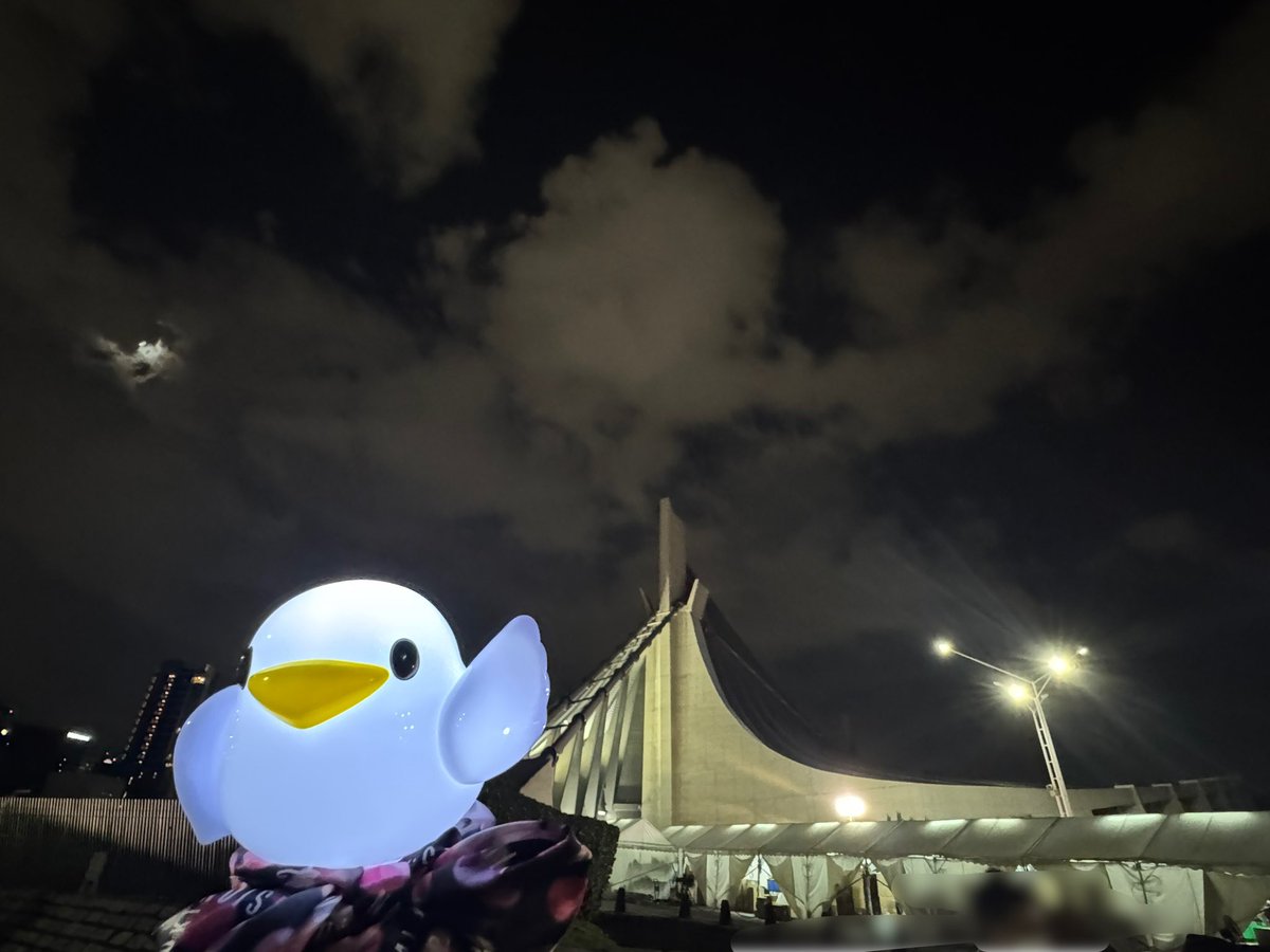 watanabeyui_Ton's tweet photo. 1階北Eのお姉様、ペンライトの電池が途中で切れしてしまって、予備が単4電池しかなく…無灯火ペンライトを振っていたら後ろから単3電池をくださって本当に本当に本当にありがとうございました😭🙏🏻
おかげで最後まで光るペンラを振れました…！！
お返しできるものが何もなくすみませんでした🙇🏼‍♀️ https://t.co/QRSByNjmdT