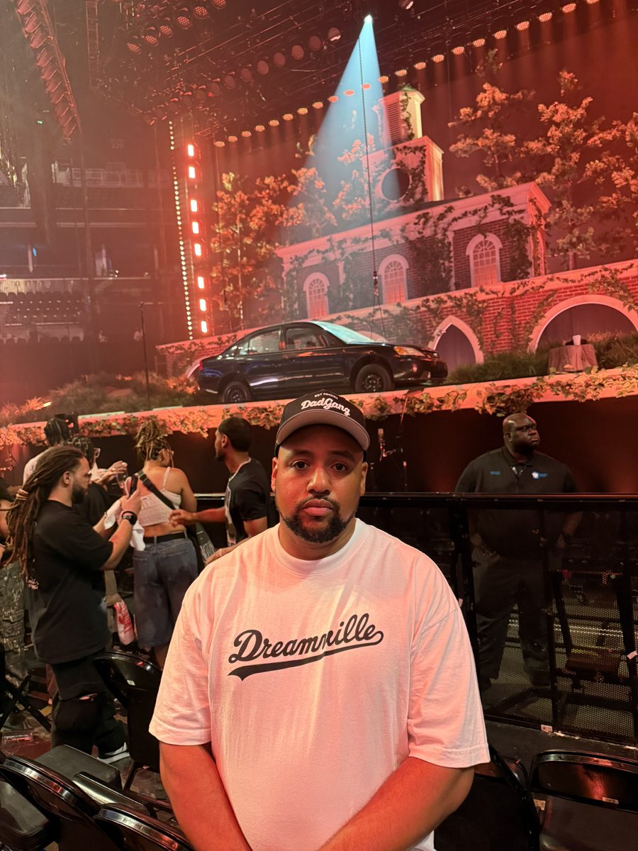 AgitatedJones's tweet photo. In April I left NC to take my family to Phoenix for the kids spring break. In July, me and the homie sat 1st class on a ✈️ to NYC to attend the @JColeOnTour the 1st night in #Brooklyn Sat in the 4th row and saw @KingOfQueenz but didn’t holla at him. 🤦🏾‍♂️ @JColeNC Phenomenal show! https://t.co/D5C7WDJKW4