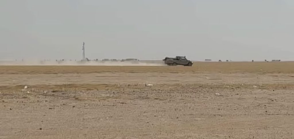 dji1r's tweet photo. اليا مشى من خشيم الذيب منتلي 
يزمي على كبد نجد تقول طبشورة

يصبّح الرين قبل شيوخه تصلي 
لا قام يطرخ من الطارق وهج نوره

وقامت طوارف سدول الليل تنشلّي 
وهبّت هبوب الصباح وغنت اطيوره https://t.co/RZAunx9IDY