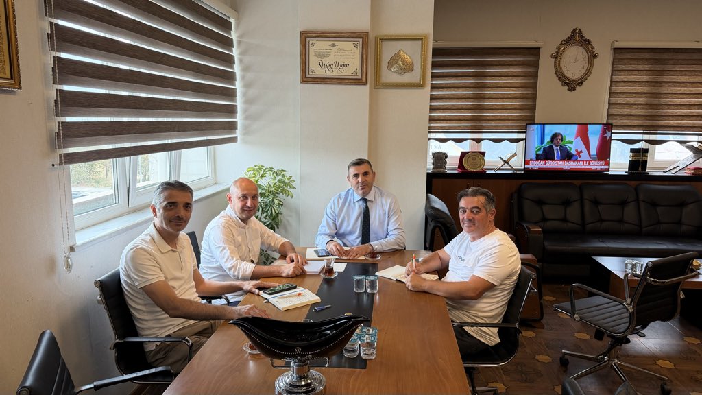 RYagar's tweet photo. Sahadaki çalışmalarımızı, teşkilat programımızı ve önümüzdeki dönemin hedeflerini değerlendirerek haftalık çalışma planımızı oluşturduk.

Büyükçekmece için gece gündüz demeden, durmadan ve yorulmadan çalışmaya devam.

@akpartiistanbul 
@abdullahozdemir 
@akbcekmece https://t.co/SVyKRpcbW5