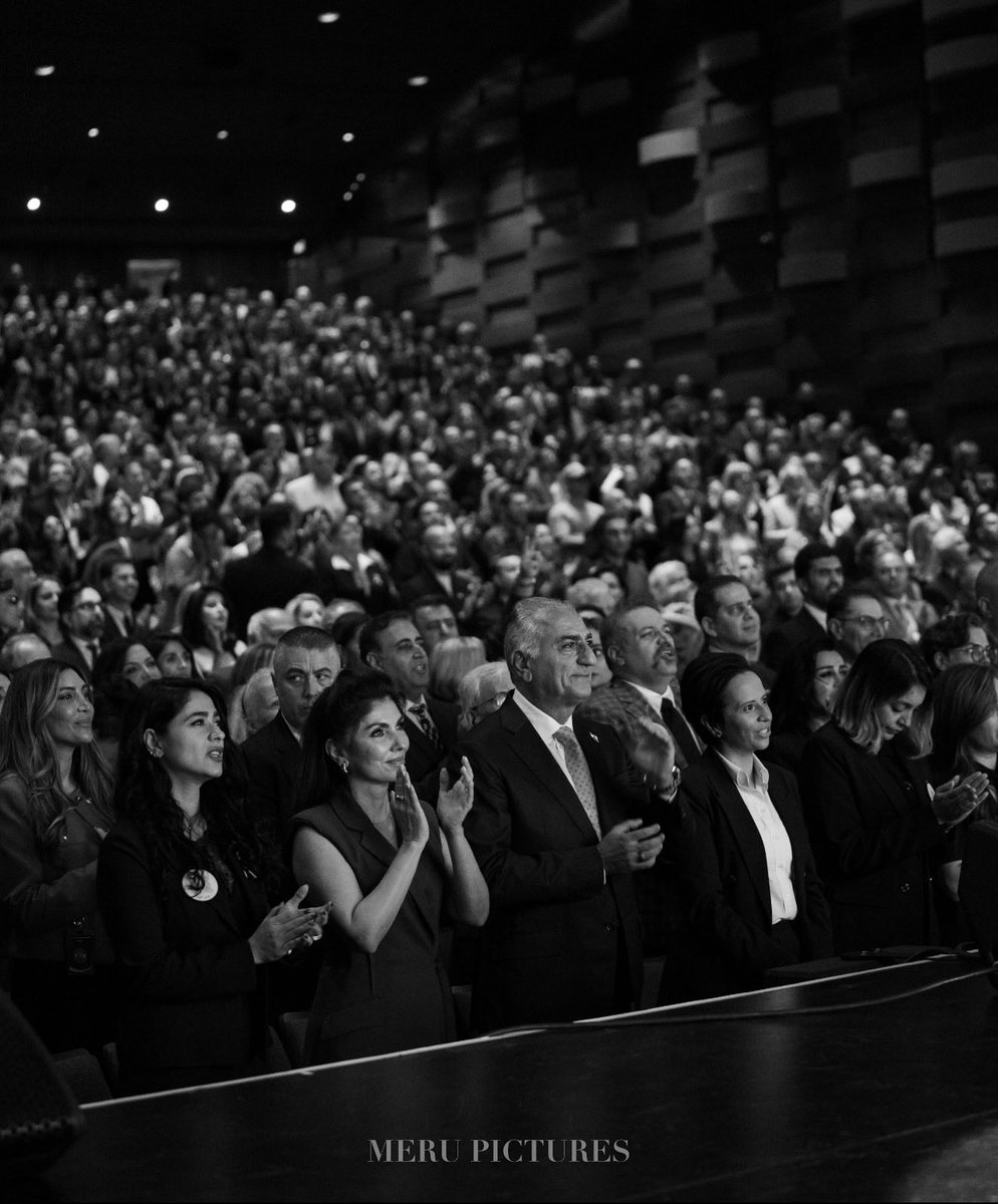 salargholamiii's tweet photo. یک پرچم
یک کشور
یک شعار
و ملتی که پشت تو ایستاده https://t.co/94XS76mDWG