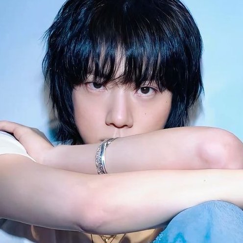 fallingakgae's tweet photo. i love how seokjin/seokjins team always makes sure to add atleast on pretty boy androgynous concept in all of his albums https://t.co/FTu14WhvJI