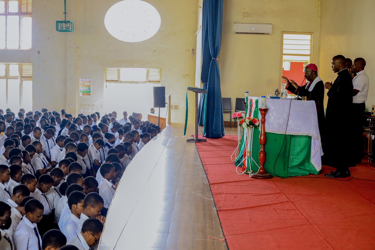 hclvssofficial's tweet photo. We thank God for this grace-filled moment and pray that our candidates may walk with wisdom, courage, and success.
May the Holy Cross continue to form minds, touch hearts, and transform lives.
#HolyCrossLakeView #HCLVSSS #BlessingOfCandidates #EducationForService #Anchors https://t.co/KJ7qceHAiX